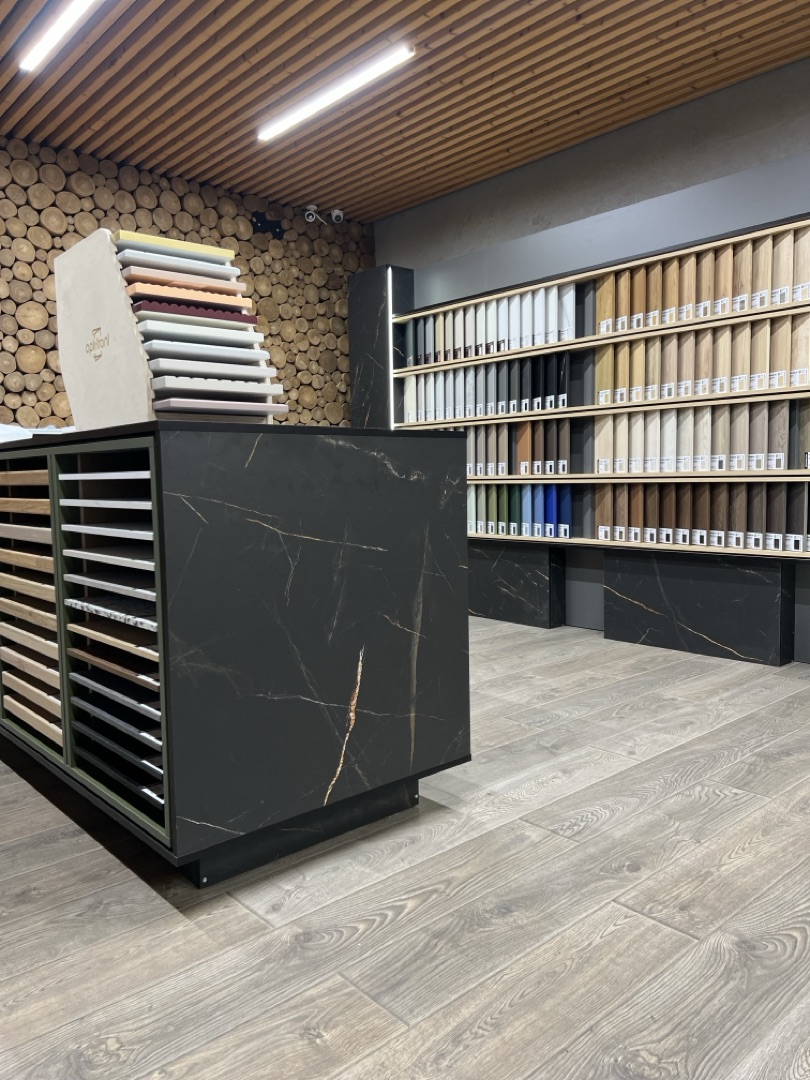 Showroom Hurtowni Meblarskiej NS – ekspozycja dekorów Woodeco