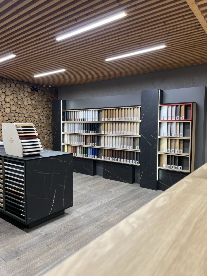 Showroom Hurtowni Meblarskiej NS – ekspozycja płyt i blatów Woodeco